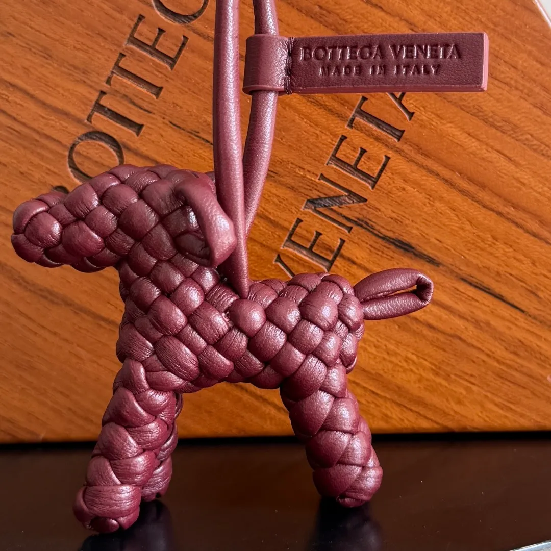 Batch 540 BOTTEGA VENETA2025 new puppy-shaped pendant braided puppy is now online😎The leather braided puppy-shaped pendant can be hung on any handbag, and it is as cute, delicate and colorful as it matches with a bag. Cute and cute, it will touch your heart at any time. It can be hung on bags or keychains. Who can resist such a cute puppy💓 Style number: 807068